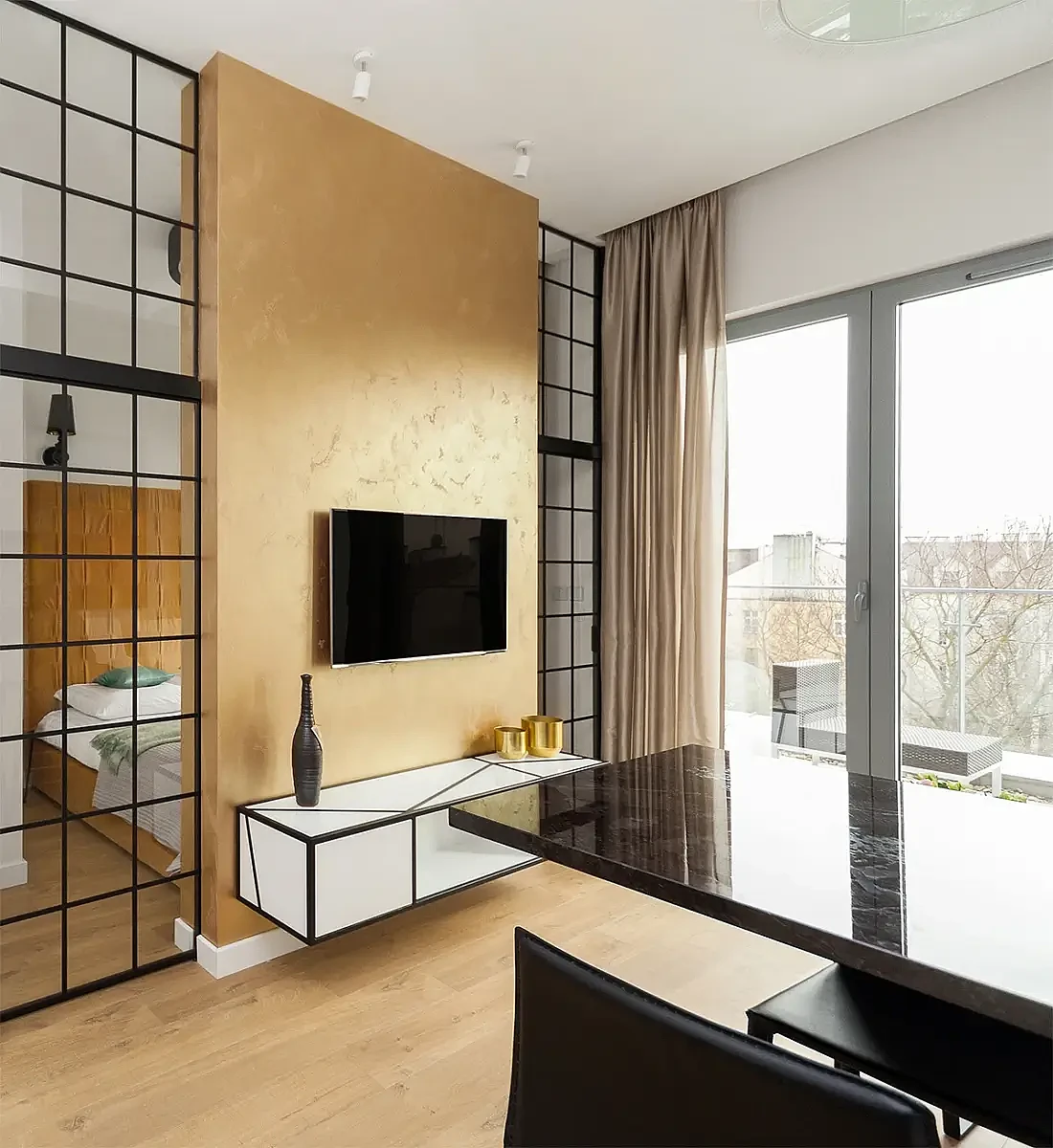 Apartament na doby – sypialnia oddzielona szklanymi drzwiami.webp [67.63 KB]