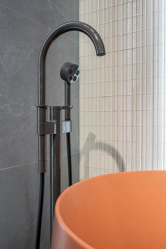 Bateria wannowa wolnostojąca Hansgrohe.JPG Mała Łazienka Duży Efekt – Aranżacja Maxfliz z Wanną MOBI