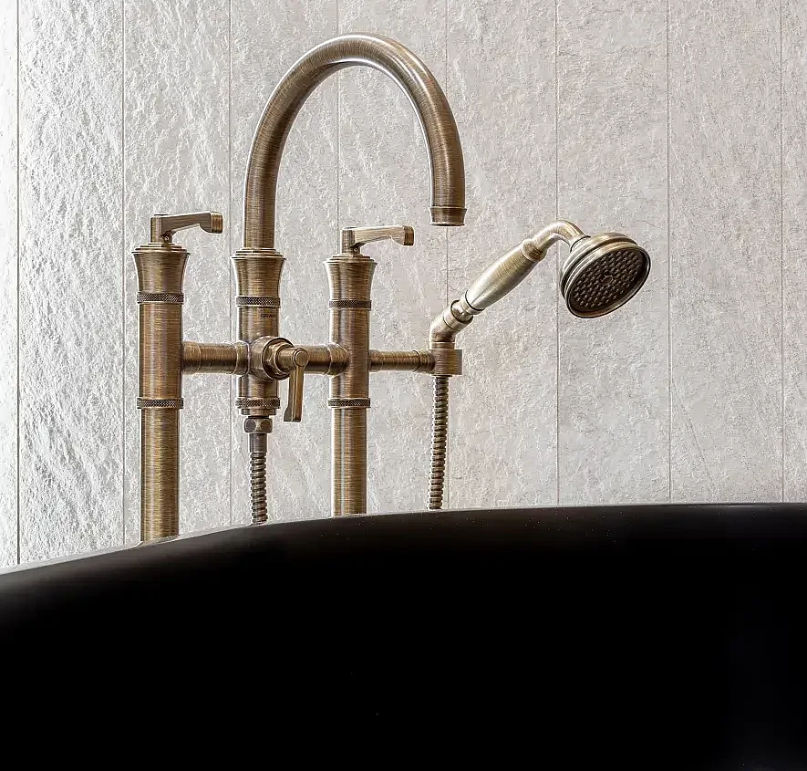 Elegancka bateria wannowa w kolorze szczotkowanego złota.webp [88.74 KB]