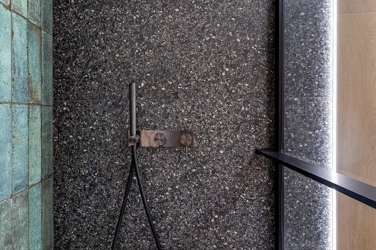 Minimalistyczna bateria łazienkowa w wykończeniu gunmetal.webp [261.00 KB]