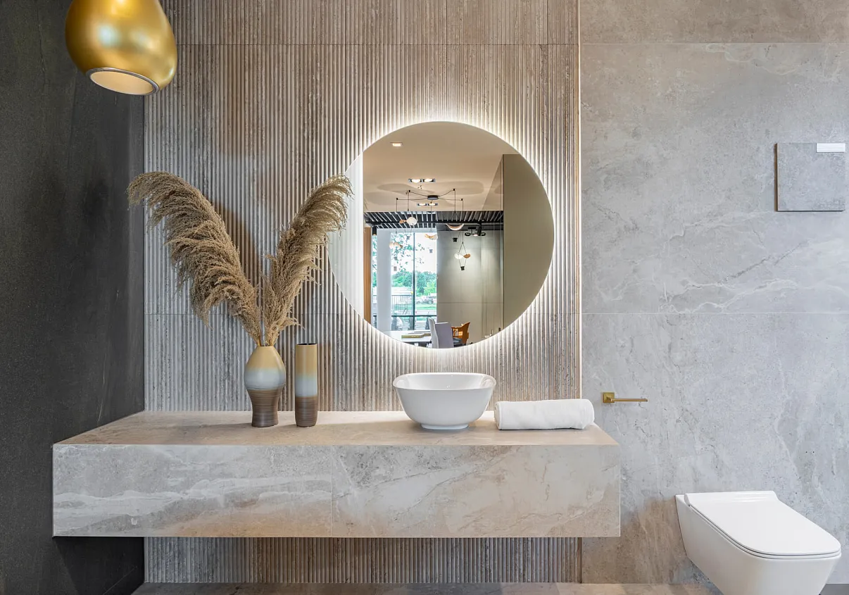 Płytki imitujące kamień Tivoli Grand Collection i płytki ozdobne Porcelanosa, umywalka nablatowa Mobi.JPG Domowe SPA – Aranżacja Łazienki w Maxfliz Warszawa